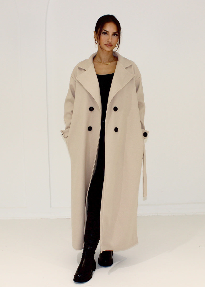 Langer Mantel mit Knöpfen