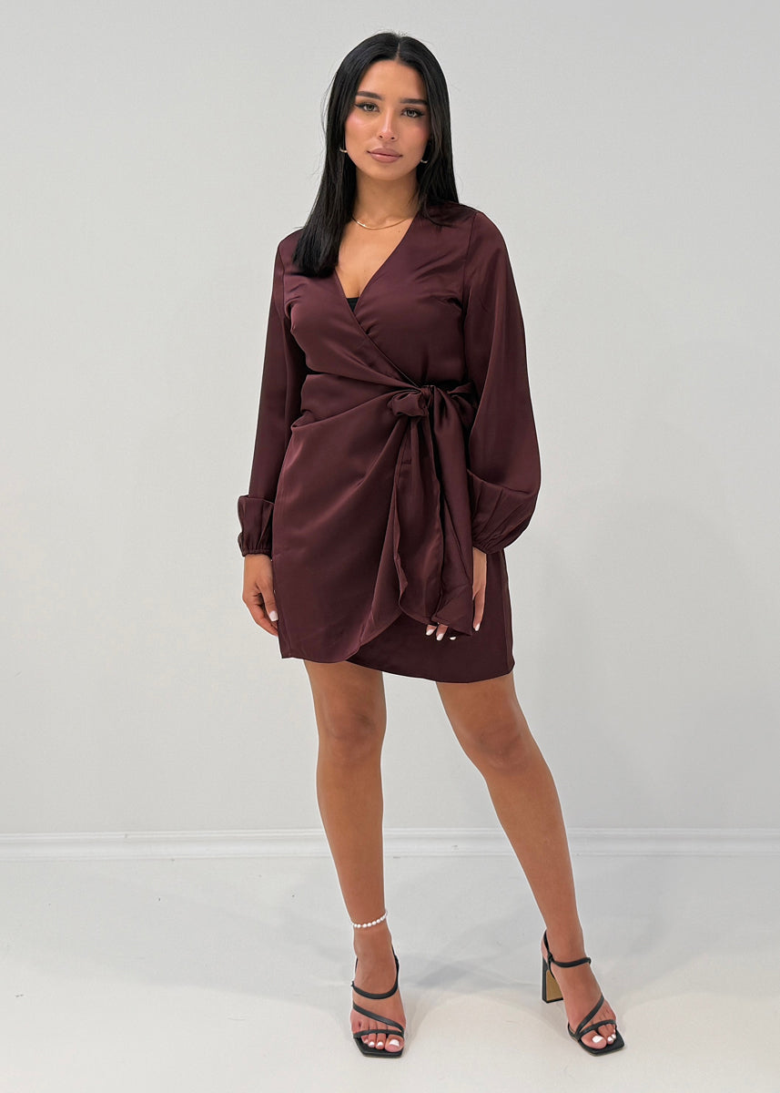 Satinkleid in Wickeloptik