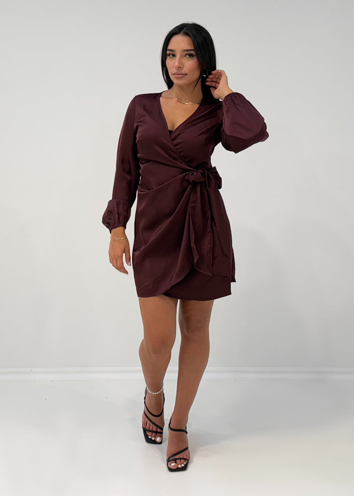 Modell trägt ein kurzes Damen Satinkleid mit Wickelausschnitt und Bindegürtel – NAHA Fashion