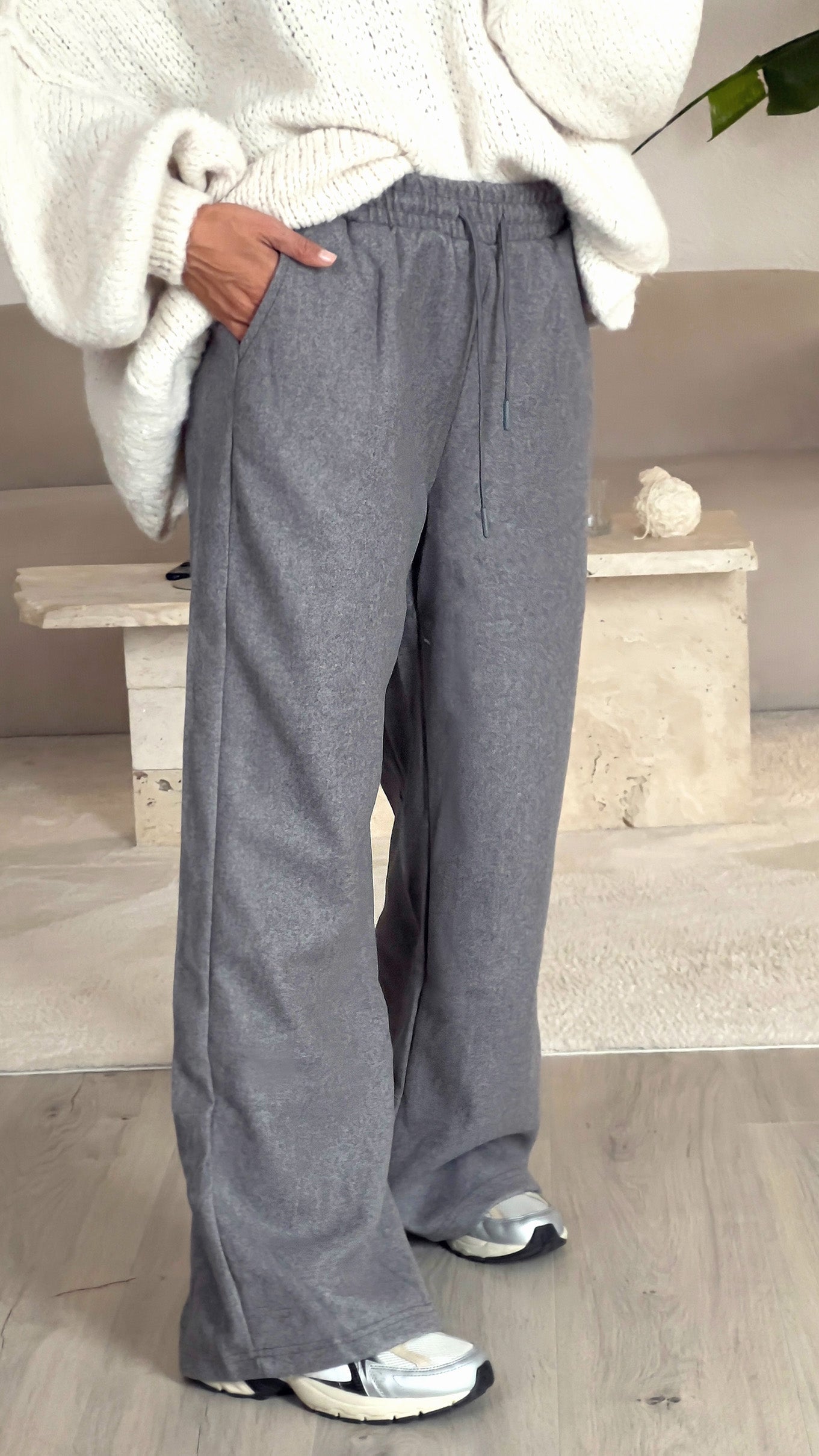 Frau trägt graue Straight Sweat Pants mit elastischem Bund – bequemer Alltagslook von NAHA  