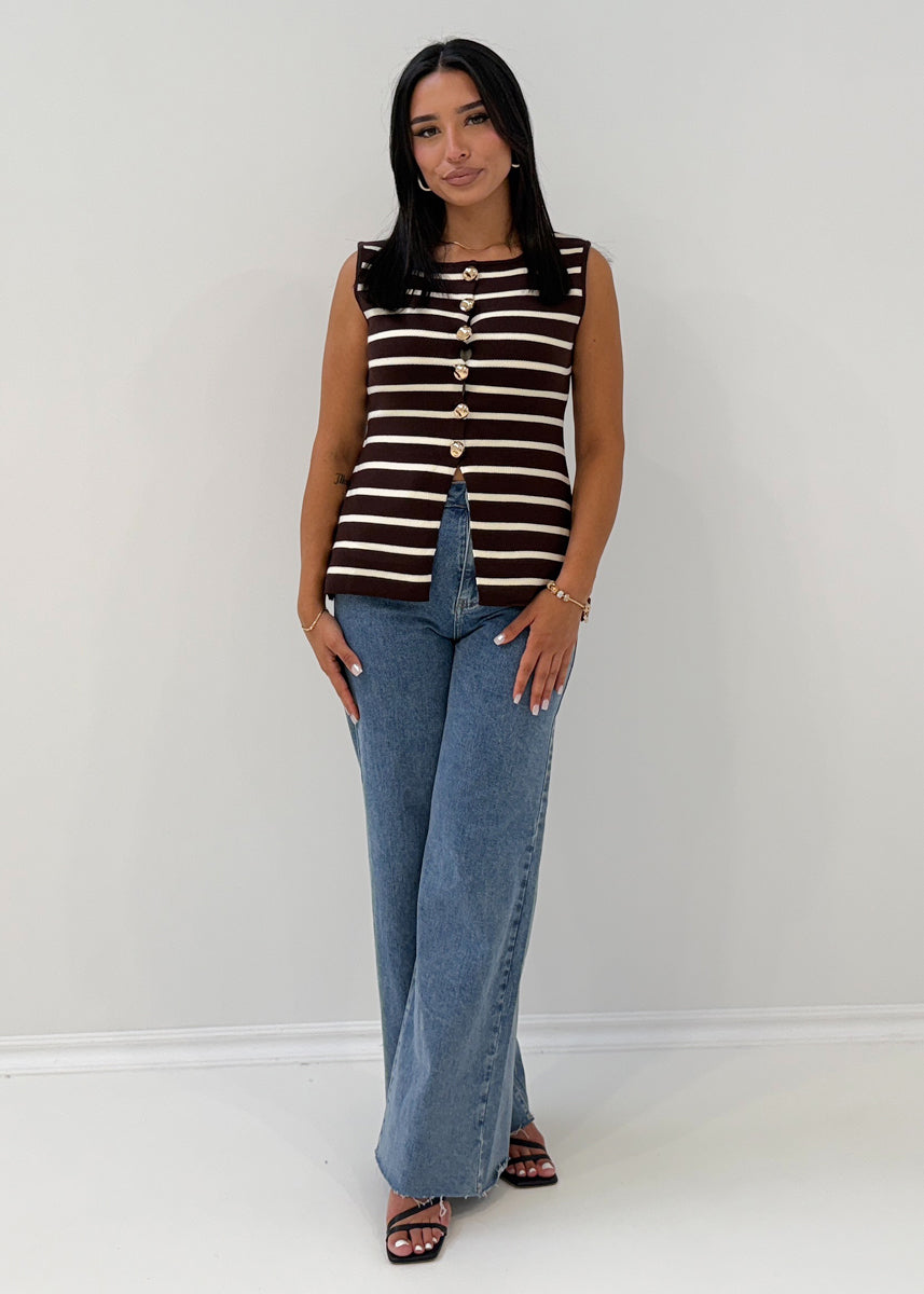 Gestreifte Strickweste mit goldenen Knöpfen