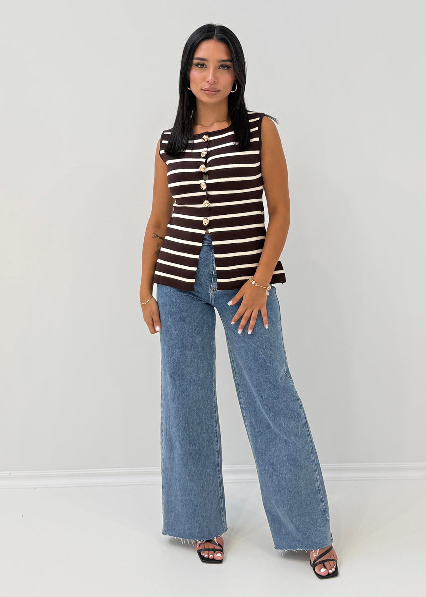 Gestreifte Strickweste mit goldenen Knöpfen