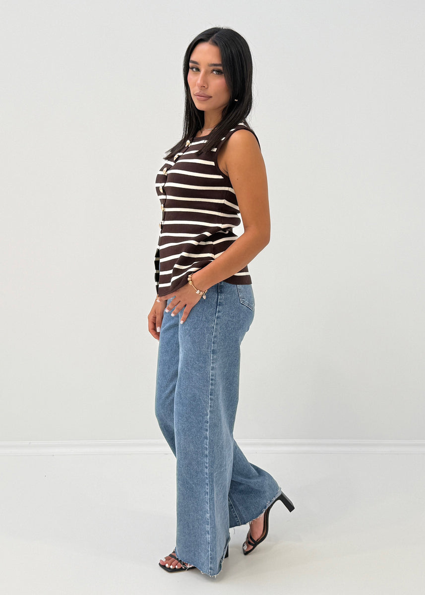 Gestreifte Strickweste mit goldenen Knöpfen