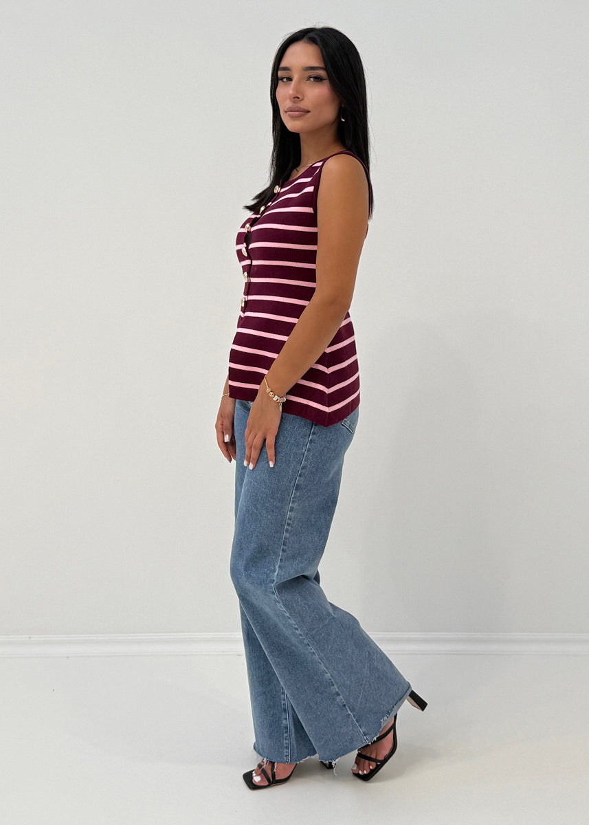 Gestreifte Strickweste mit goldenen Knöpfen