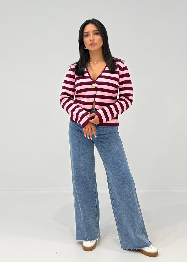 Gestreiftes Oberteil mit tiefem V-Ausschnitt und glänzendem Zierknopf, getragen zu Hose in Wildlederoptik  