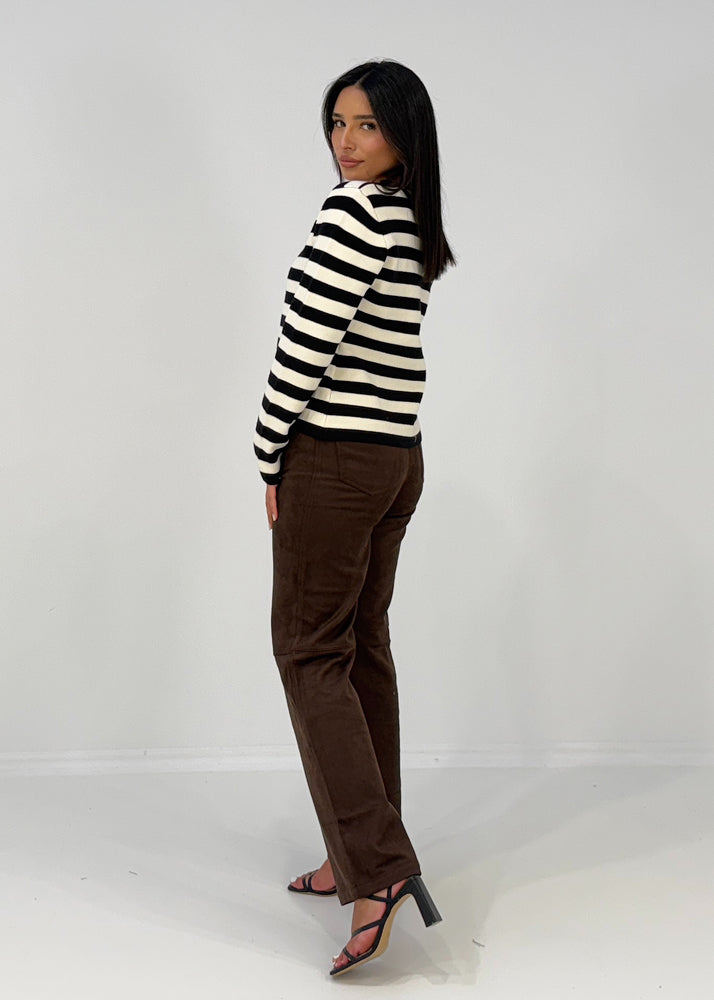 Gestreiftes Oberteil mit Zierknopf