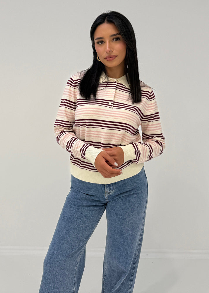 Sweatshirt mit Streifen, Knopfleiste und Kragen, getragen von Modell in Jeans