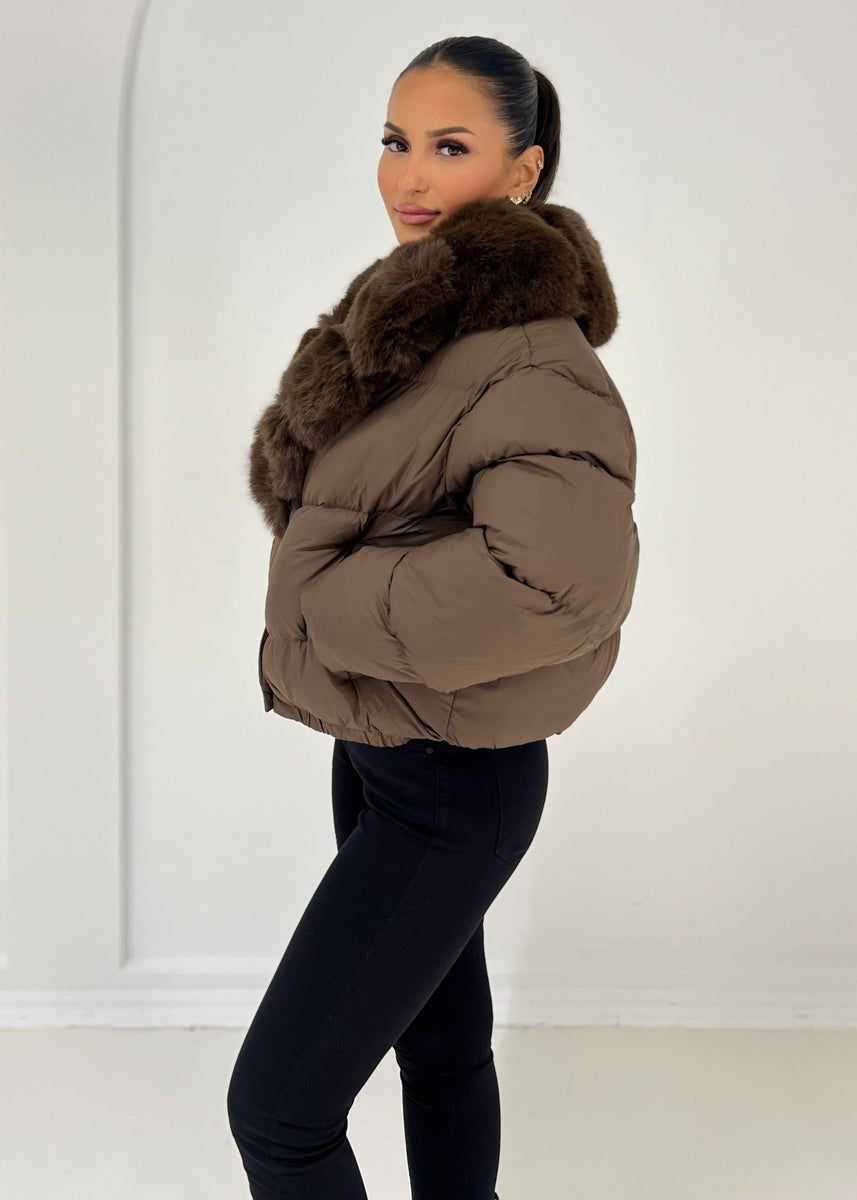 Kurze Steppjacke mit Kunstfellkragen