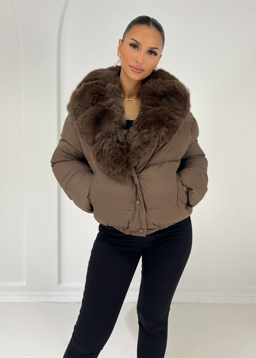 Kurze Steppjacke mit Kunstfellkragen