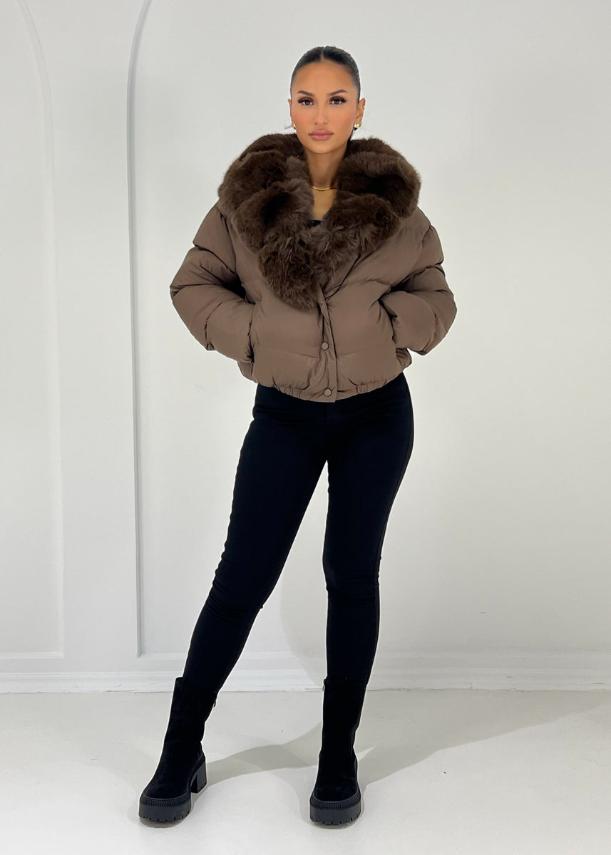 Kurze Steppjacke mit Kunstfellkragen