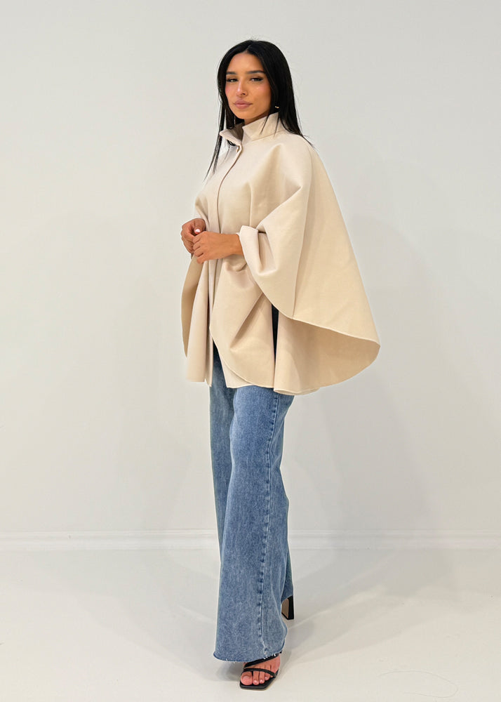 Kurzer Mantel mit Gürtel