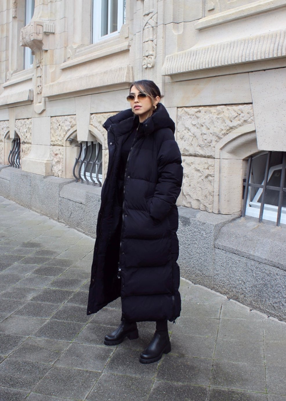 Langer Steppmantel mit Kapuze