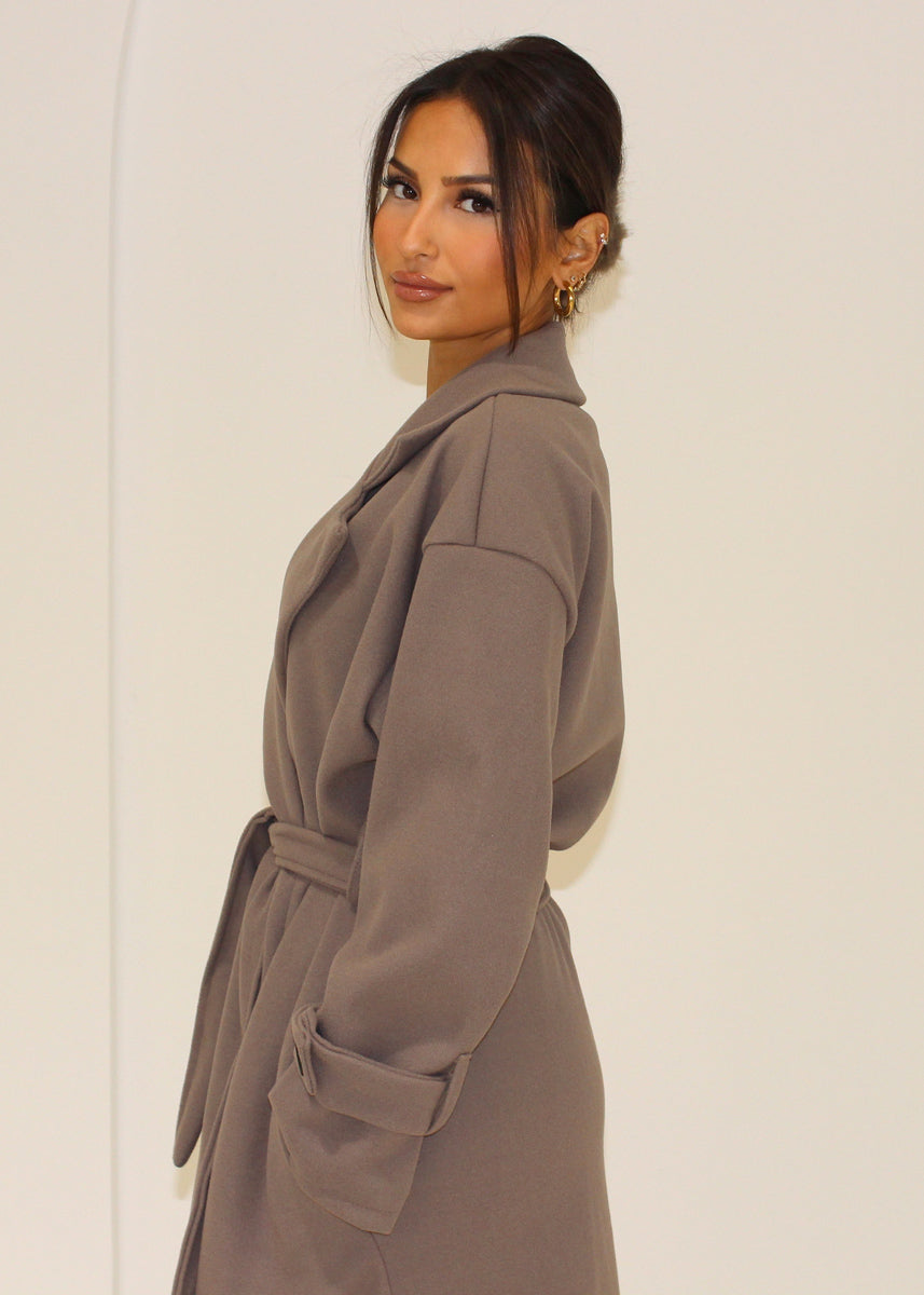 Langer Mantel mit Gürtel