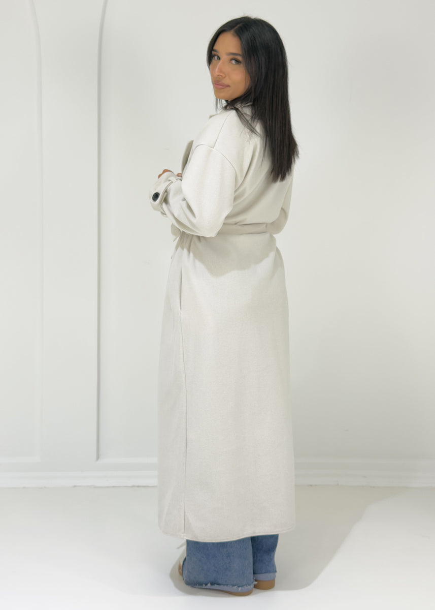 Langer Mantel mit Knöpfen