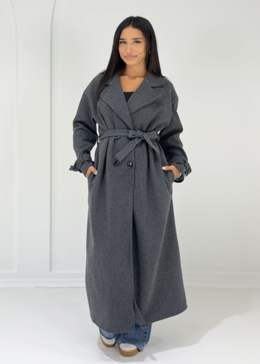 Langer Mantel mit Knöpfen