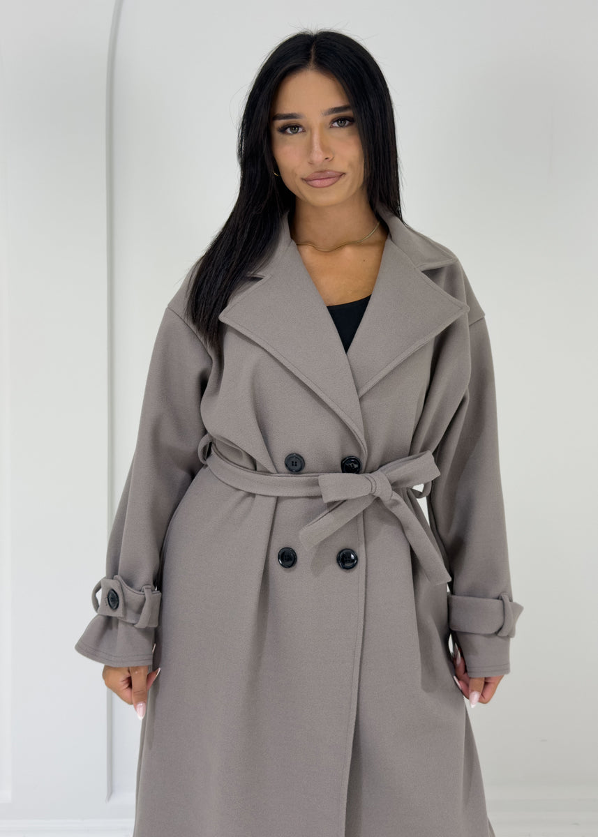 Langer Mantel mit Knöpfen