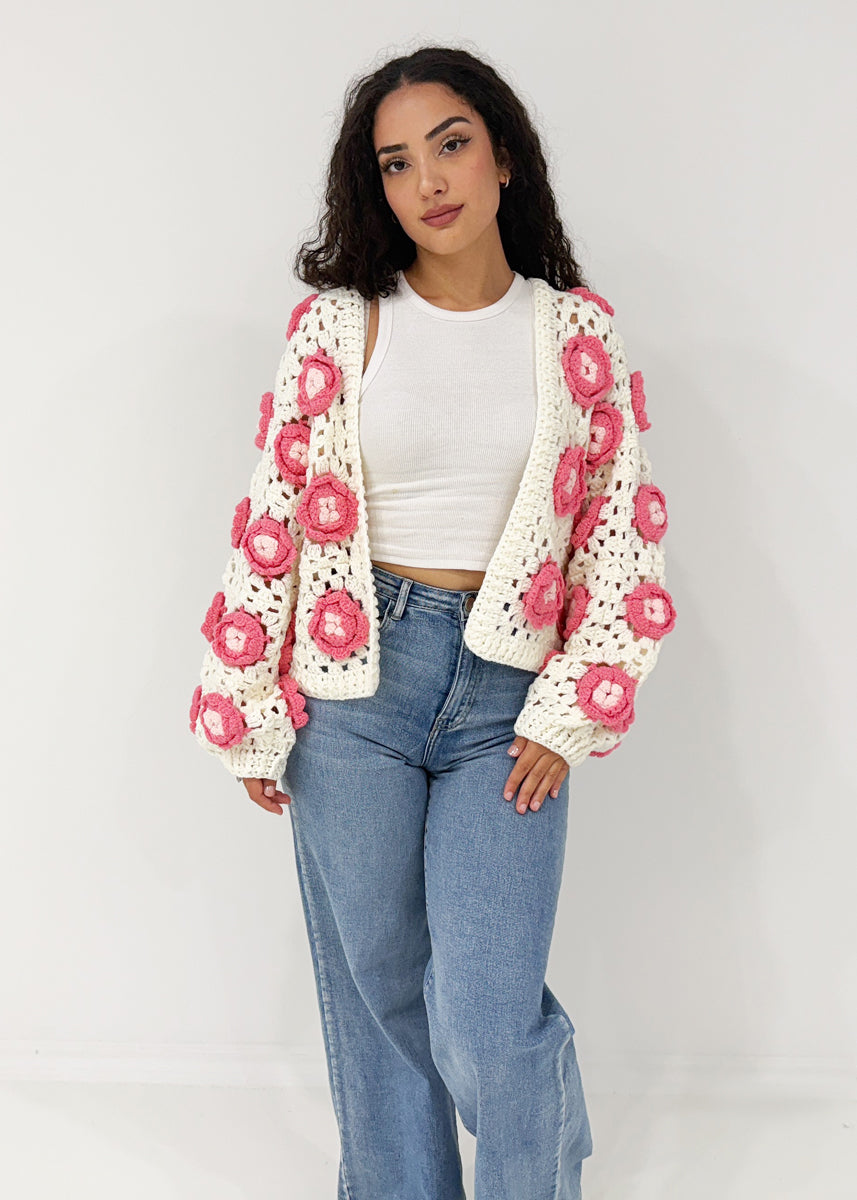 Strickjacke mit Häkelblumen