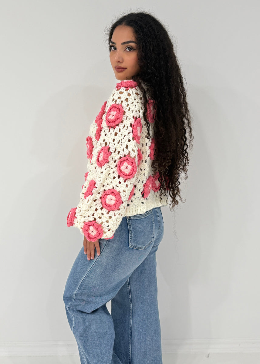 Strickjacke mit Häkelblumen