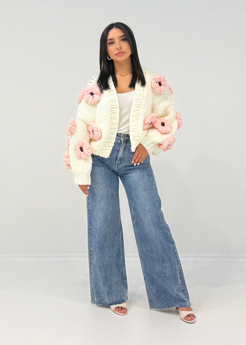 Strickjacke mit Häkelblumen